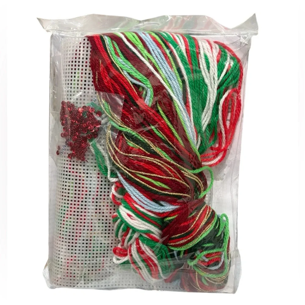 New Design Works Crafts # 2266 Plastic Canvas Ornament Wreath Kit
